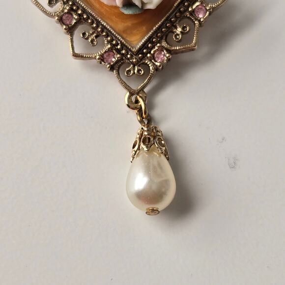 VTG 1928 Jewelry Co Gold Tone Frame Pin Porcelain Roses Pink Gems Teardrop Pearl - Picture 4 of 7